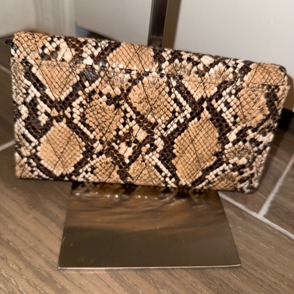 QUILTED STEVE MADDEN SNAKE PATTERN WALLET BROWN AND TAN - Picture 2 of 6